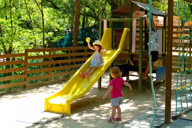 Enfants toboggan